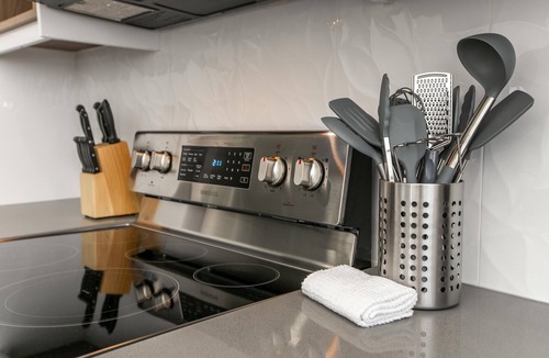 Southwest Edmonton House | ☆NEW☆Chic Modern 3BDRM☆Central☆WiFi☆Netflix✔Clean!