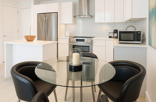 Town Square Condo | NEW | Graceful Retreat | Bright Miami Condo