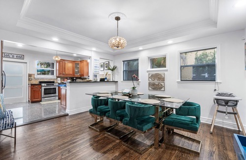 Parker Ridge House | NEW! Historic Estate-Heated Pool - Two Guest Houses - Sleep16 - NEAR EVERYTHING