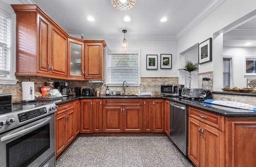 Parker Ridge House | NEW! Historic Estate-Heated Pool - Two Guest Houses - Sleep16 - NEAR EVERYTHING