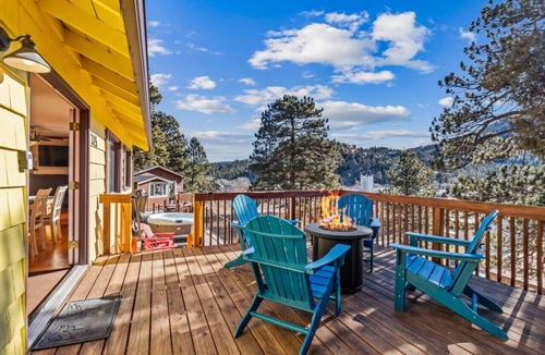 Estes Park House | New hot tub! Downtown cabin w/king bed, views