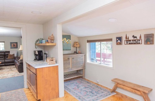 Estes Park Cabin | New Hot Tub! Updated Cabin, 2 King Beds, Walk to Estes Park