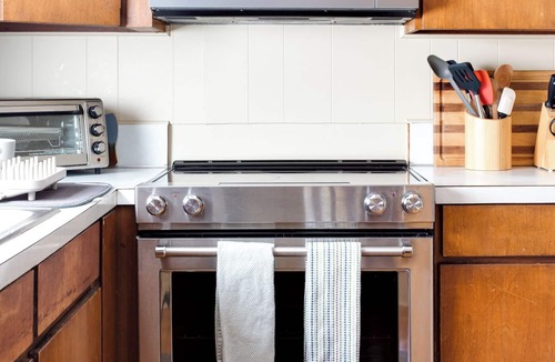 Estes Park Cabin | New Hot Tub! Updated Cabin, 2 King Beds, Walk to Estes Park