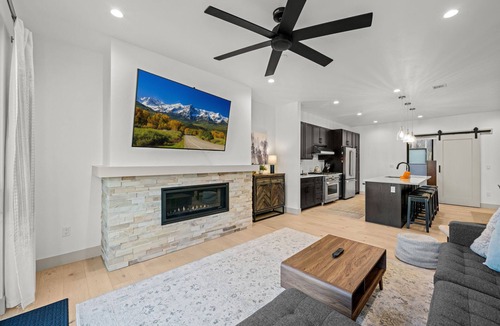 Silverthorne House | New Listing! Rooftop Haven | Hot Tub, BBQ & Views of Buffalo Mountain