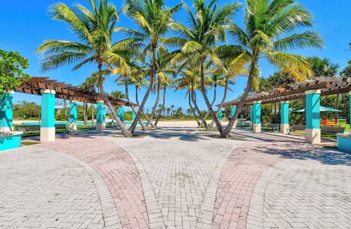 Palm Beach Shores Condo | New Listing -Steps-Ocean, Close to Dining, Fast Wi-Fi, Snorkel & Fishing