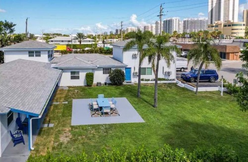 Palm Beach Shores Condo | New Listing -Steps-Ocean, Close to Dining, Fast Wi-Fi, Snorkel & Fishing