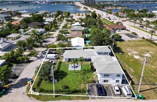 Palm Beach Shores Condo | New Listing -Steps-Ocean, Close to Dining, Fast Wi-Fi, Snorkel & Fishing