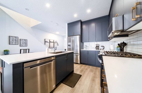 Southwest Edmonton House | NEW-Luxury 6BR Retreat-Hot Tub-KingBed-EV Charger
