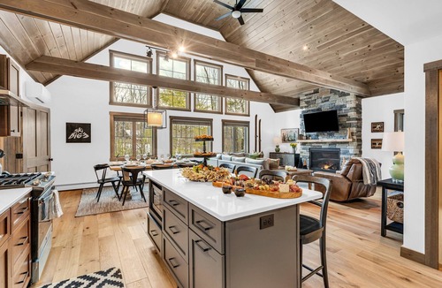 Sunday River Area Ski Chalet | NEW LUXURY Chalet -Hot Tub, Game Rm, A/C, SLPS 12!