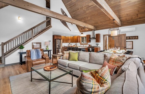 Sunday River Area Ski Chalet | NEW LUXURY Chalet -Hot Tub, Game Rm, A/C, SLPS 12!