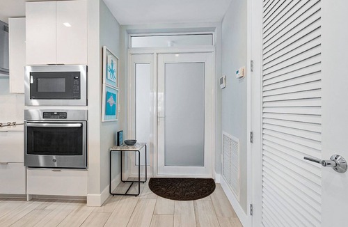 Parrot Cove Condo | New Luxury Condo with King Bed minutes from the beach