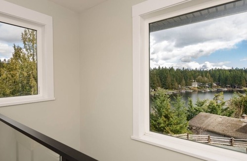 Shawnigan Lake House | New Luxury Lakefront House with Private Dock & Hot tub
