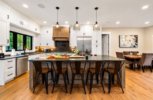 Lincoln House | NEW Luxury Ski-In/Out, Hot Tub, Game Room & Firepit