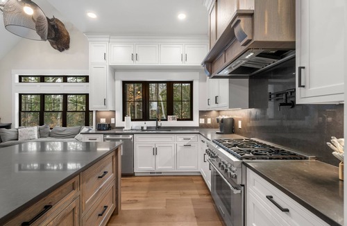 Lincoln House | NEW Luxury Ski-In/Out, Hot Tub, Game Room & Firepit