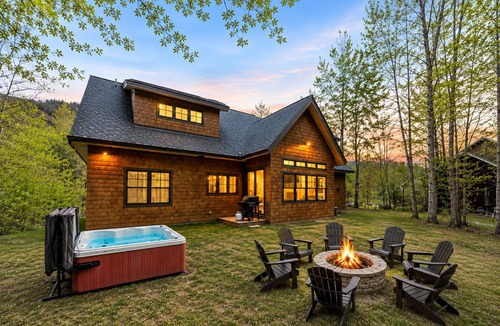 Lincoln House | NEW Luxury Ski-In/Out, Hot Tub, Game Room & Firepit