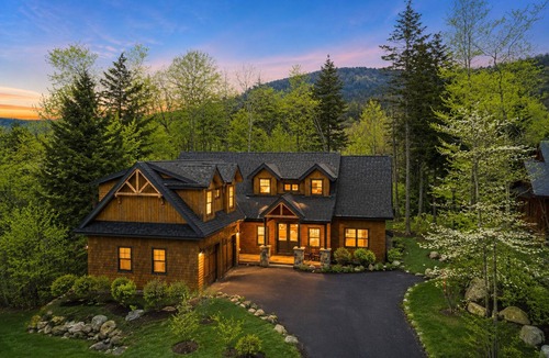 Lincoln House | NEW Luxury Ski-In/Out, Hot Tub, Game Room & Firepit