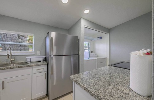 Lakewood Park Apartment | *New Min to Beaches*Mins To HCA Hospital*King Bed*