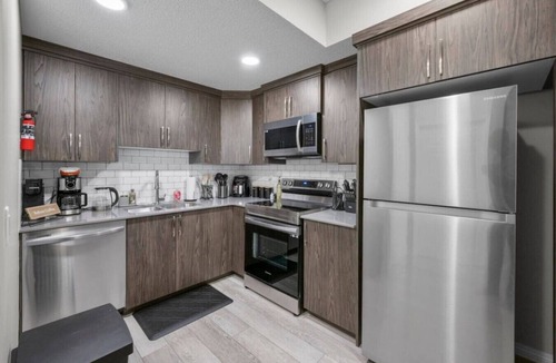 Calgary House | New! Mins to Airport | 2BR Modern Private Suite