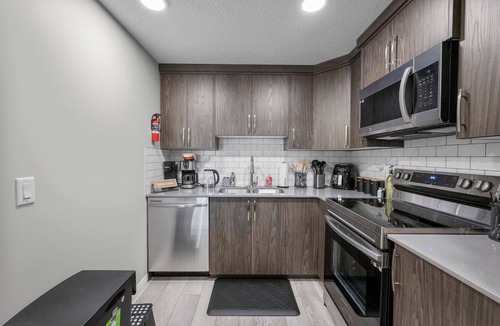 Calgary House | New! Mins to Airport | 2BR Modern Private Suite
