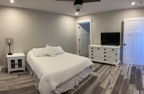 Bangor House | New Modern 3 br 2 bth Walking Trails shopping