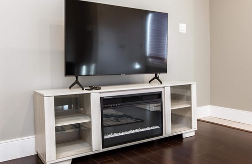 Northwest Edmonton House | NEW! Modern and Spacious Basement suite w Walk out.