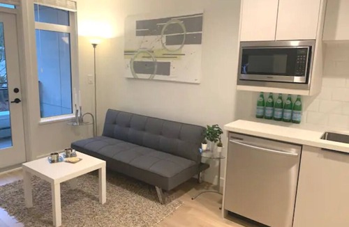 Port Moody House | New, modern apartment, 1bdr + den (office)
