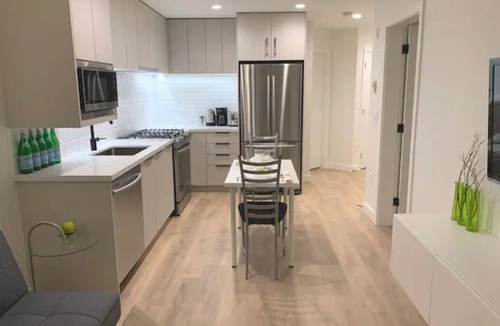 Port Moody House | New, modern apartment, 1bdr + den (office)
