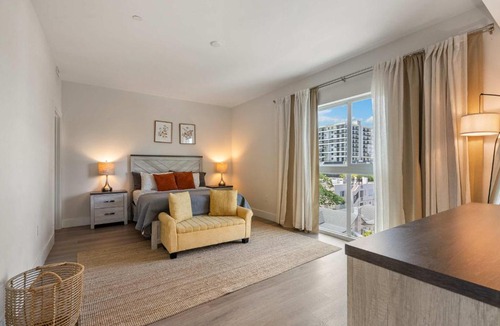 Parkside Apartment | NEW Modern Condo FREE Parking & High Speed Wifi