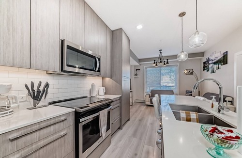 Calgary Condo | New Modern Condo w/FREE Parking & 24/7 Gym Access