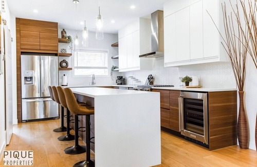 West Edmonton House | NEW - Modern Home/Sleeps 8/Foosball/Deck & BBQ