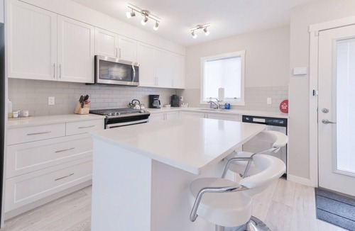 Calgary House | NEW MODERN Home with AC. KING bed. 10 min to Airport