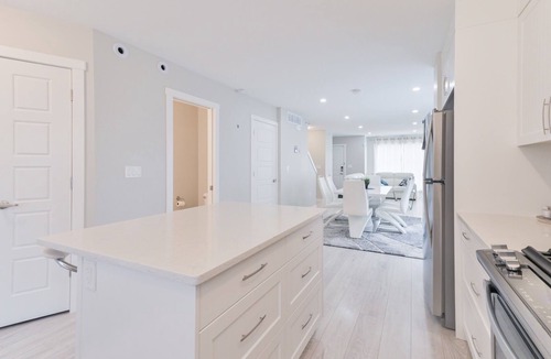 Calgary House | NEW MODERN Home with AC. KING bed. 10 min to Airport