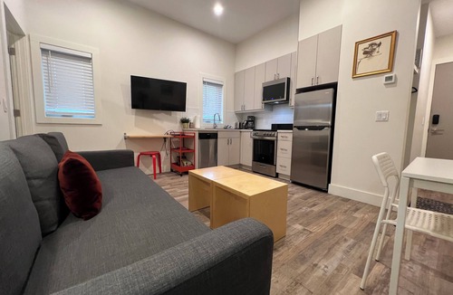 East Kootenay Hotel | New & Modern / In town / 6 min to Ski hill