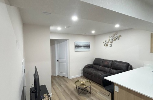 Northeast Edmonton House | New! Open Feb 2025! Get 10% off stay in new Basement Suite*