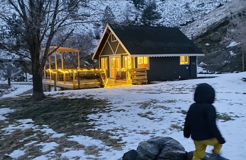 Okanagan-Similkameen Cabin | New! Renovated Pickers Cabin with beautiful views !