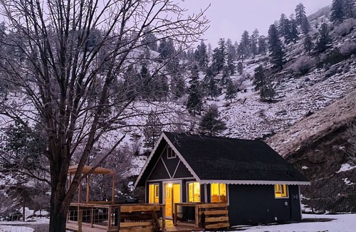 Okanagan-Similkameen Cabin | New! Renovated Pickers Cabin with beautiful views !