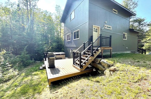 Jackson Ski Chalet | New w/3 kingbeds, AC, hot tub- 1 min to Storyland