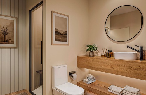 Boothbay Harbor Villa | NEW WATERFRONT SUITES WITH PANORAMIC HARBOR VIEWS & BALCONY Boothbay Harbor