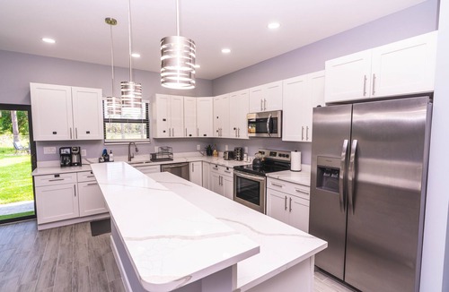 Jupiter House | Newly Built in 2023! 2 hole Putt-Putt, Fire-Pit, Huge Fenced Backyard, Lake View