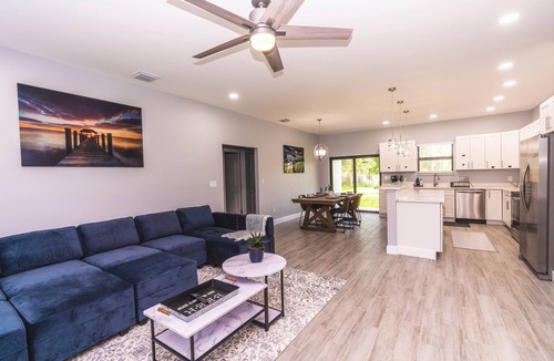 Jupiter House | Newly Built in 2023! 2 hole Putt-Putt, Fire-Pit, Huge Fenced Backyard, Lake View