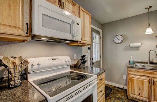 Estes Park Cottage | Newly Remodeled with Fantastic Patio, Fire Table Across from Lake Estes