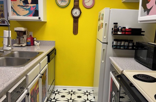 Aurora Apartment | Newly Renovated 80s Secret Time Portal minutes from DIA, Buckley AFB & Shopping