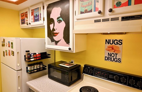 Aurora Apartment | Newly Renovated 80s Secret Time Portal minutes from DIA, Buckley AFB & Shopping