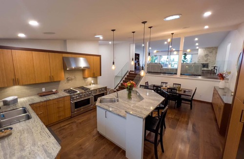 Delta House | Newly Renovated Home w/In-Door Pool, Sauna, Outdoor Jacuzzi, Gym & more!