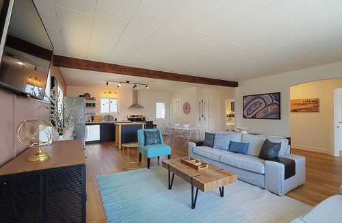 Comox House | Newly renovated oceanside and mountain view bungalow