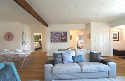 Comox House | Newly renovated oceanside and mountain view bungalow