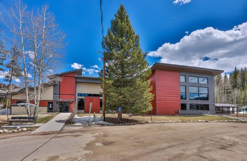 Winter Park Condo | Newly Updated 3B/2B, Walk to Restaurants, 50 Steps to Ski Shuttle.