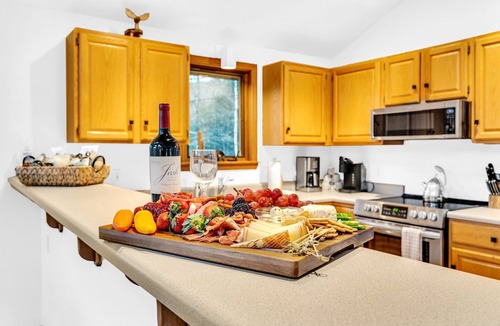 Sunday River Area Ski Chalet | Newly Updated Chalet- 5 min to Sunday River-Hottub