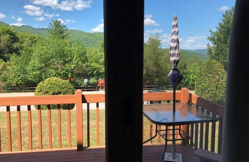 North Creek House | Newly updated with flooring, carpet and furnishings