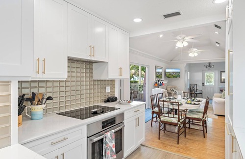 Flamingo Parks House | Nini’s Cottage - Family-Friendly Pool Days & Cabana Nights Await